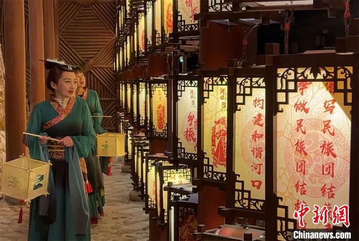 圖為游客身著古裝逛燈會(huì)。　張振祥 攝