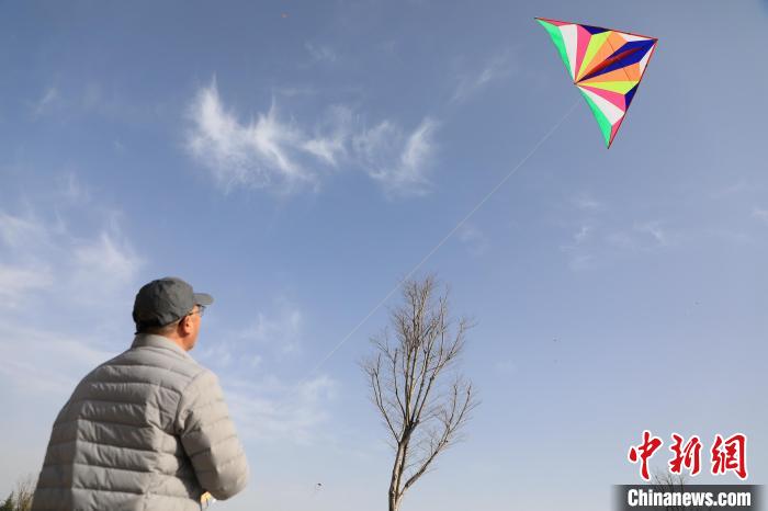 市民在放風箏?！∴囆?攝