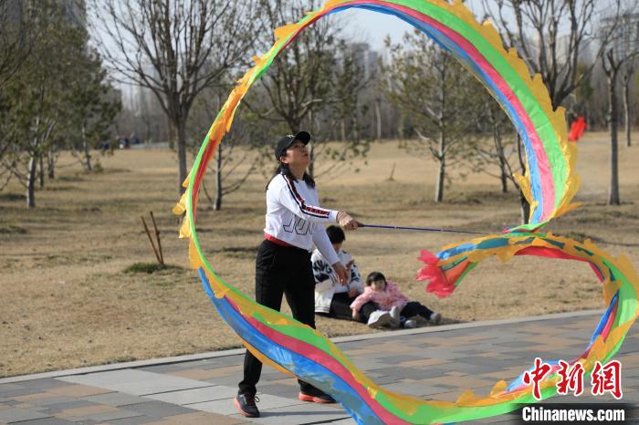 市民在公園里上演彩綢舞?！∴囆?攝