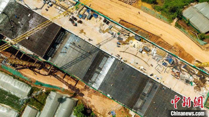 俯瞰正在建設(shè)的天府站多線橋鋼筋鋪架現(xiàn)場?！⒅铱?攝