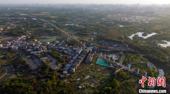 航拍正在建設(shè)中的成都至自貢高速鐵路成都段?！⒅铱?攝