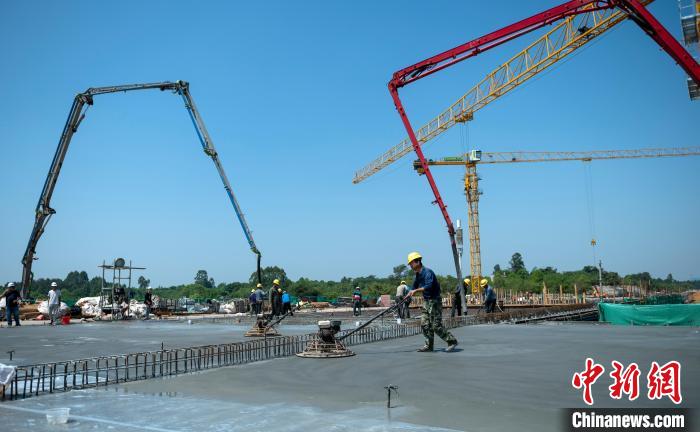 天府站多線橋施工澆筑現(xiàn)場?！⒅铱?攝