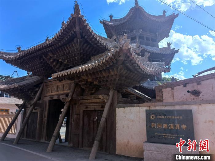 圖為集漢、藏、伊斯蘭風格于一體的700年歷史的全國重點保護文物——阿河灘清真寺。　張海雯 攝