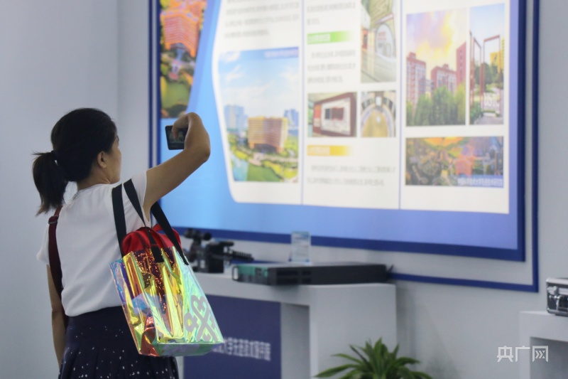 市民認(rèn)真觀展，拍攝展板上的說(shuō)明內(nèi)容(央廣網(wǎng)記者 趙家慧 攝)