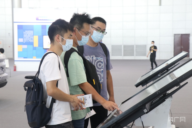 市民結(jié)伴而行，一起認(rèn)真了解網(wǎng)絡(luò)安全科普知識(shí)(央廣網(wǎng)記者 趙家慧 攝)