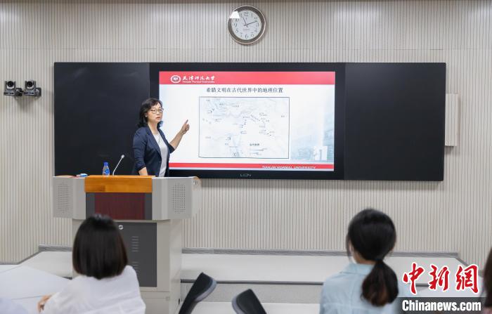 天津師范大學(xué)跨文化與世界文學(xué)研究院院長(zhǎng)、教授郝嵐正在為同學(xué)們上課。　王在御 攝
