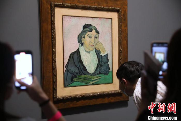 觀眾欣賞梵高畫作《阿爾勒婦女(吉努夫人肖像)》?！埡鄠?攝