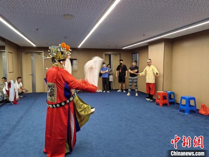 “天下第一團(tuán)”正在進(jìn)行練習(xí)?！±ド绞形捏w廣電和旅游局供圖