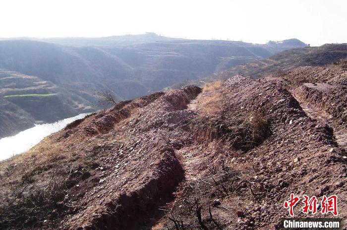 圖為荒坡原貌?！●T華 攝