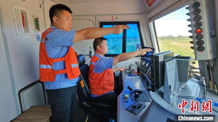 為確保首趟班列安全正點開行，東營鐵路運輸分處認真做好班列開行的各項準備工作?！≈需F三局運輸工程分公司供圖