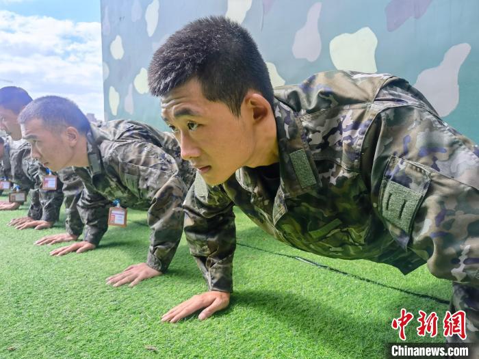 尤云龍正在和戰(zhàn)友進(jìn)行體能訓(xùn)練。　林靖松 攝