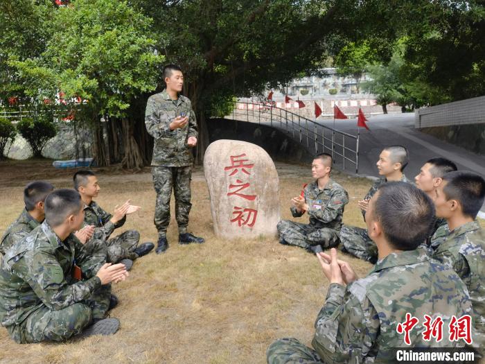 尤云龍為戰(zhàn)友講述父輩保家衛(wèi)國(guó)的故事?！＄姛樋?攝