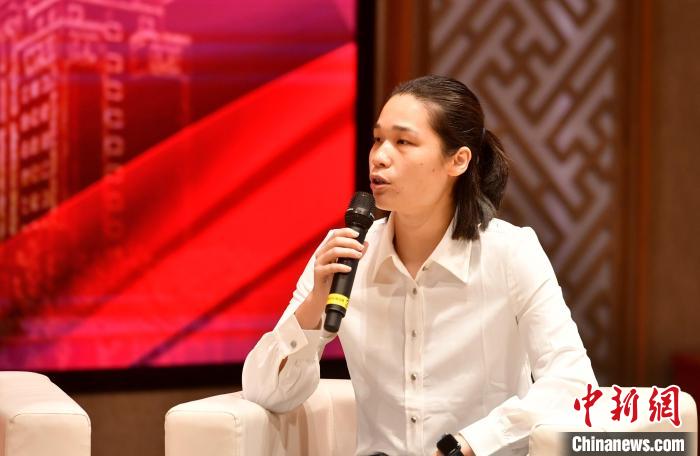 圖為林莉在福建師范大學(xué)分享會(huì)上發(fā)言?！蚊?攝