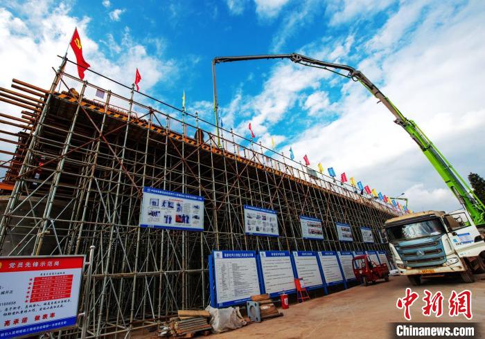 圖為渝昆高鐵云南段境內(nèi)首座大橋連續(xù)梁混凝土澆筑施工現(xiàn)場。　何呂鵬 攝