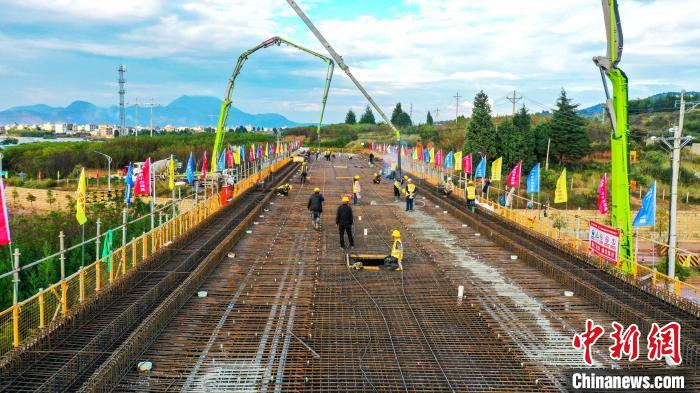 圖為渝昆高鐵云南段境內(nèi)首座大橋連續(xù)梁混凝土澆筑施工現(xiàn)場?！⑽馁F 攝