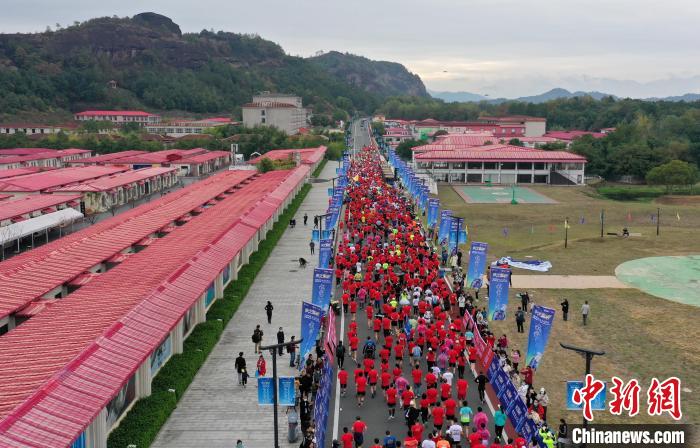 2022年龍虎山半程馬拉松鳴槍開跑?！⒅剧?攝