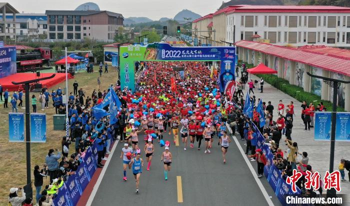 2022年龍虎山半程馬拉松鳴槍開跑?！⒅剧?攝