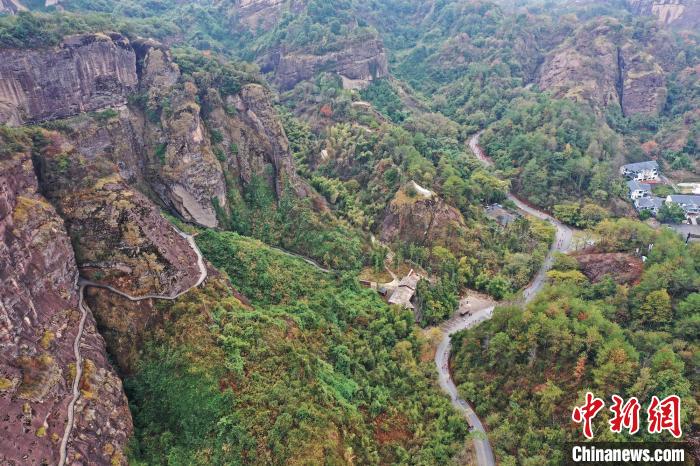 2022年龍虎山半程馬拉松鳴槍開跑?！⒅剧?攝