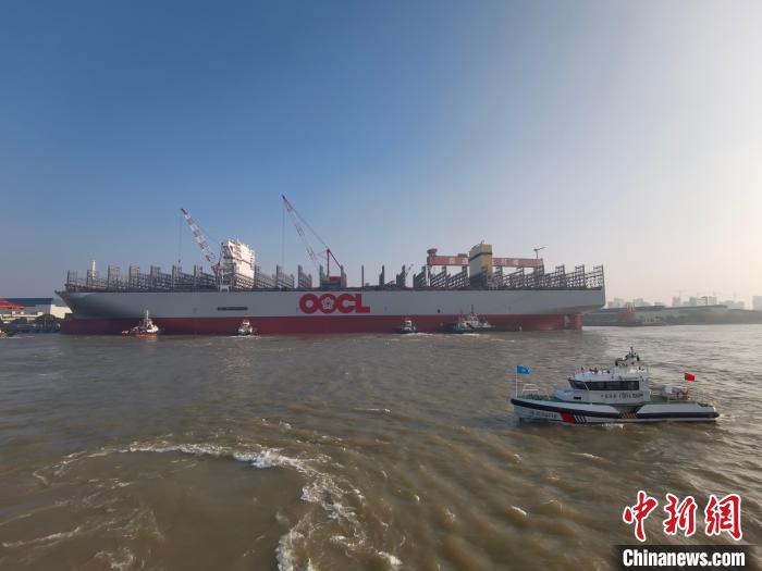 海巡艇在現(xiàn)場(chǎng)引導(dǎo)水上交通?！∧贤êＪ戮止﹫D