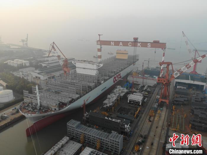 15日，全球綠色環(huán)保型集裝箱船“巨無(wú)霸”從江蘇出塢?！∧贤êＪ戮止﹫D