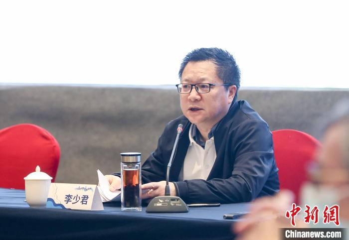 《詩(shī)刊》社主編李少君發(fā)言?！∠计挚h融媒體中心 供圖