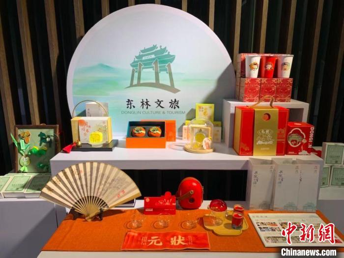 發(fā)展論壇現(xiàn)場展出的無錫城市文創(chuàng)作品?！O權 攝