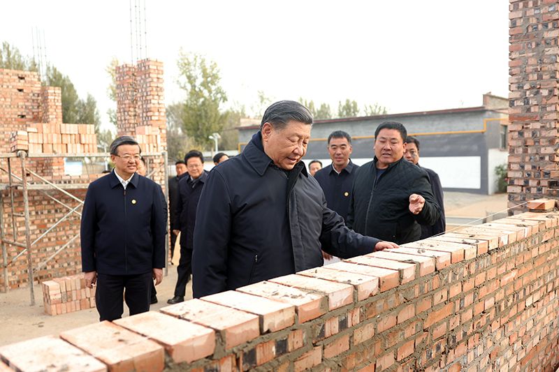 2023年11月10日，習近平總書記在河北保定涿州市刁窩鎮(zhèn)萬全莊村房屋重建施工現(xiàn)場考察。