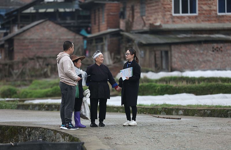 2022年3月24日，在廣西柳州市三江侗族自治縣良口鄉(xiāng)南寨村，紀檢監(jiān)察干部(右一、左一)在了解惠農(nóng)政策落實情況。