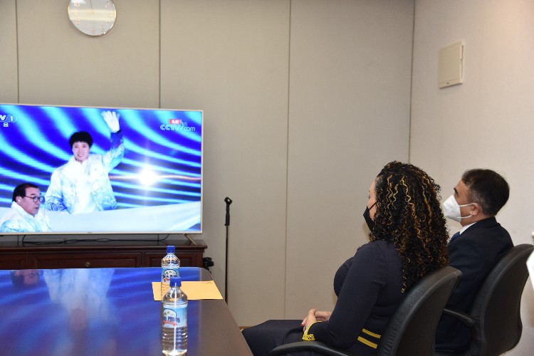 多米尼克友人與我外交官同看開(kāi)幕式。中國(guó)駐多米尼克使館供圖