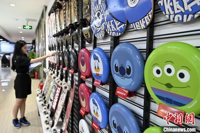 葉偉倫的體育用品公司推出了一系列IP授權款?！￡愺K旻　攝