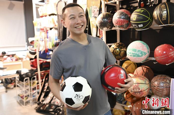 葉偉倫講述葉家在內地的發(fā)展史，其中足球是他們家引以為傲的一個產品?！￡愺K旻 攝