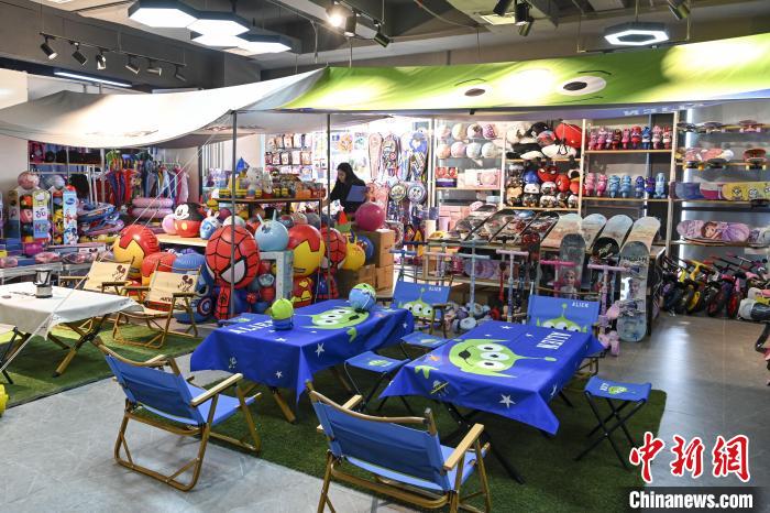 葉偉倫的體育用品公司推出了一系列產品?！￡愺K旻 攝