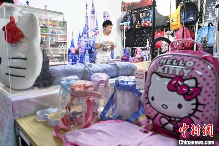 葉偉倫公司員工通過網絡直播方式銷售產品?！￡愺K旻 攝