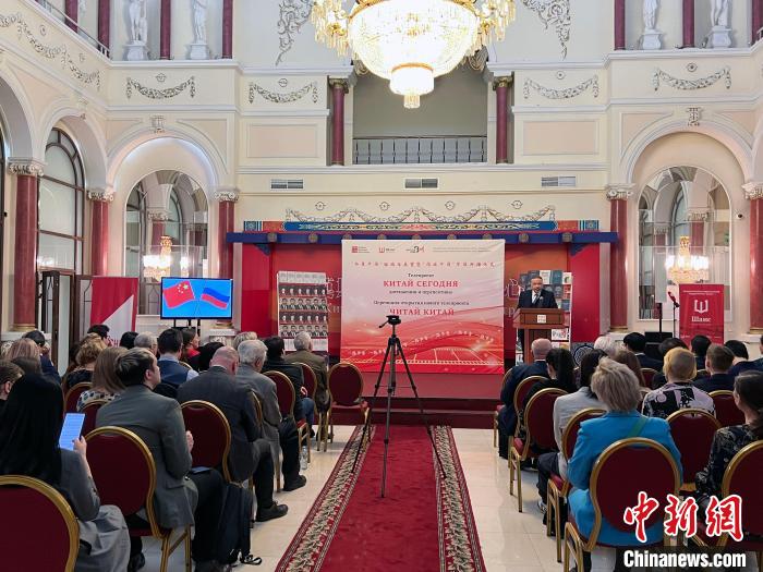 “今日中國”回顧與展望暨“閱讀中國”節(jié)目開播儀式活動現(xiàn)場。　田冰 攝