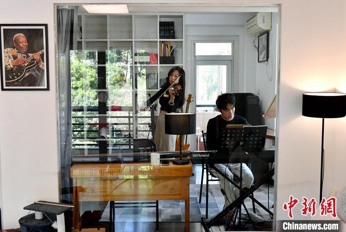 圖為3月10日，林佳臻(左)與張家豪在福建福州租的套房內(nèi)排練。 <a target='_blank' href='/'><p  align=