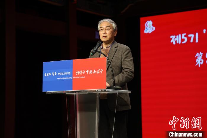 韓國(guó)前國(guó)務(wù)調(diào)整室長(zhǎng)李錫駿致辭。　中國(guó)駐韓國(guó)大使館供圖