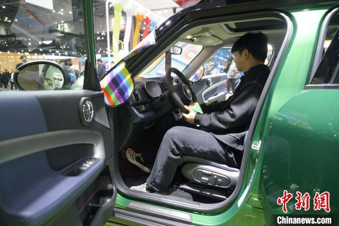 圖為觀眾在展會(huì)試駕車輛?！⑿?攝
