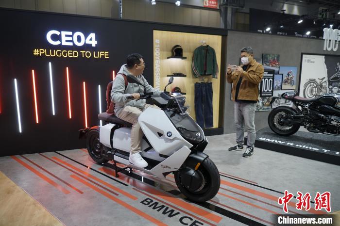 圖為觀眾在展會(huì)試駕車輛?！⑿?攝