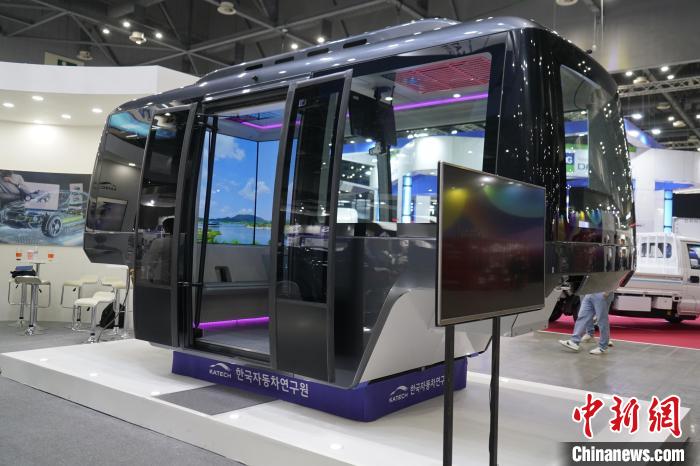 圖為展會(huì)上展示的無(wú)人駕駛移動(dòng)出行工具?！⑿?攝