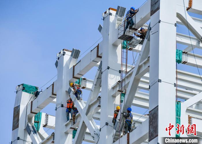 圖為海南商業(yè)航天發(fā)射場1號工位建設(shè)現(xiàn)場，工人正緊鑼密鼓施工。　駱云飛 攝