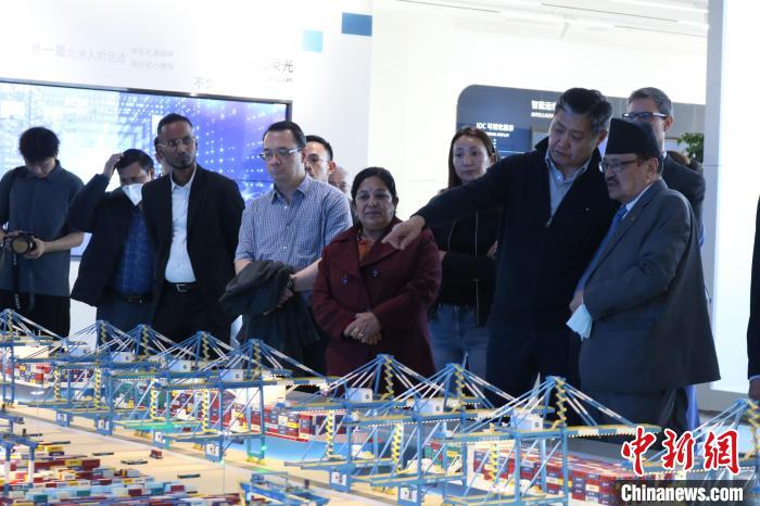 駐華使節(jié)和外交官參訪北部灣港智慧港口創(chuàng)新中心?！￡惽锵?攝