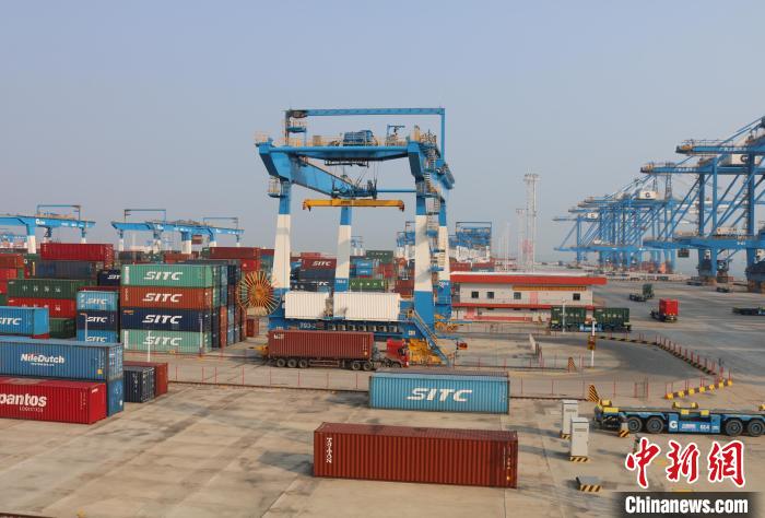 北部灣港欽州自動化集裝箱碼頭?！￡惽锵?攝