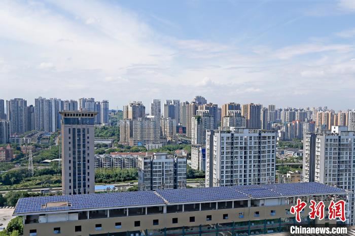 圖為輝騰能源在重慶市九龍坡區(qū)留學(xué)生創(chuàng)業(yè)園屋頂建設(shè)的光伏發(fā)電示范項目?！∈茉L企業(yè)供圖