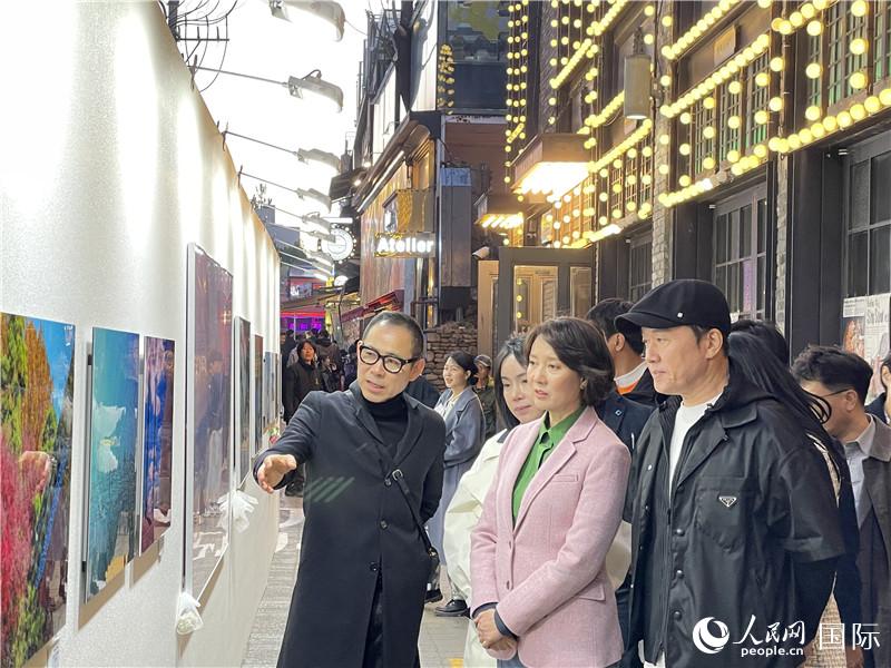 韓國(guó)中小風(fēng)險(xiǎn)企業(yè)部長(zhǎng)官李永參觀梨泰院街頭藝術(shù)展。實(shí)習(xí)生 許鵬飛攝