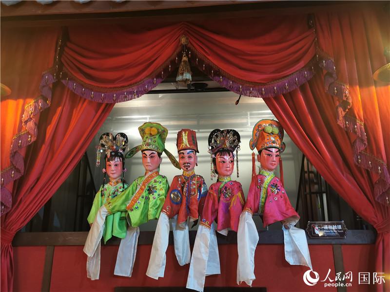 3D公仔戲臺(tái)。人民網(wǎng)記者 符園園攝