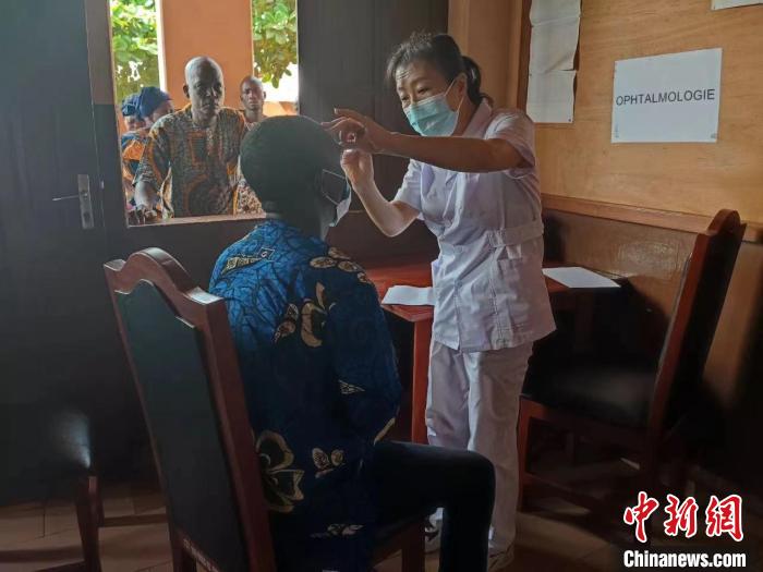 義診現(xiàn)場(chǎng)?！≈袊?guó)(寧夏)第26批援貝寧醫(yī)療隊(duì) 供圖