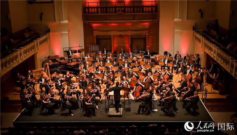 “東西之間”交響音樂(lè)會(huì)在倫敦舉辦。人民網(wǎng) 郭錦標(biāo)攝