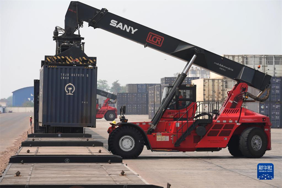 4月15日，老中鐵路有限公司的工人在老撾萬象南站裝載貨物。萬象南站是中老鐵路老撾段主要貨運站，靠近老撾與泰國邊境。因其獨特的地理位置和物流轉(zhuǎn)運配送區(qū)位優(yōu)勢，萬象南站成為中老泰等國貨物中轉(zhuǎn)的“旱碼頭”。新華社記者 邢廣利 攝