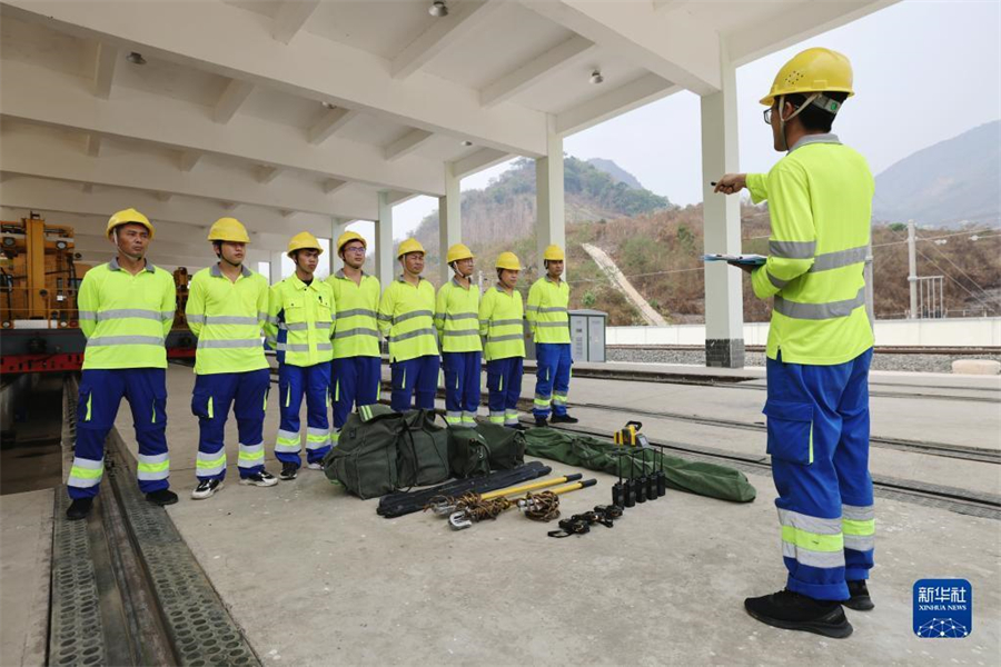 4月17日，瑯勃拉邦維保管理中心的工人在老撾瑯勃拉邦站附近進(jìn)行接觸網(wǎng)維修保養(yǎng)演練?，槻罹S保管理中心由中國鐵路昆明局集團(tuán)公司普洱基礎(chǔ)設(shè)施段按異地車間管理，根據(jù)昆明鐵路局與老中鐵路有限公司簽訂的中老鐵路固定設(shè)備維管合同，負(fù)責(zé)老撾境內(nèi)磨丁至萬象南段工務(wù)、供電、信號等固定設(shè)備養(yǎng)護(hù)維修及管理工作。新華社記者 邢廣利 攝