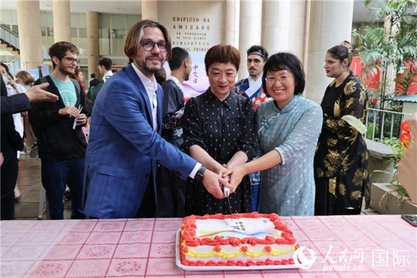 活動現場，田敏總領事與里約天主教大學孔子學院中外方院長共同切蛋糕祝賀中文日活動成功舉辦。人民網記者時元皓 攝